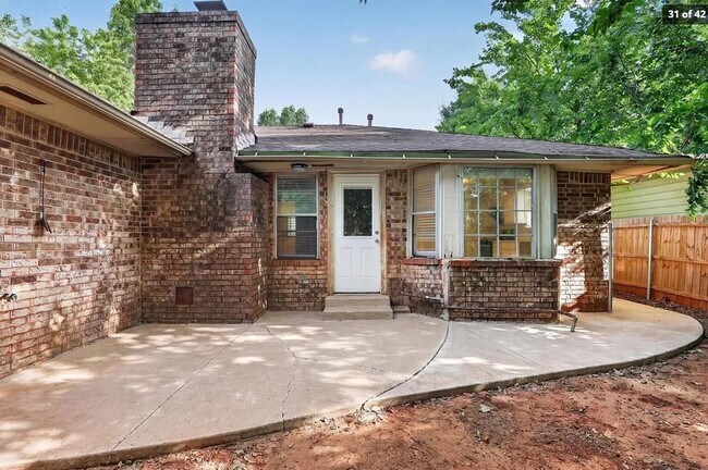 Building Photo - 1015 Crown Dr