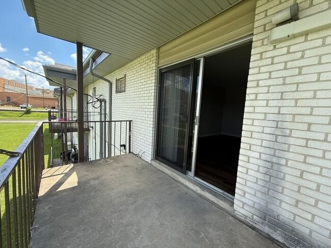 Building Photo - 2 Bedroom Unit was recently renovated.  Live walking distance from the downtown square or steps f...
