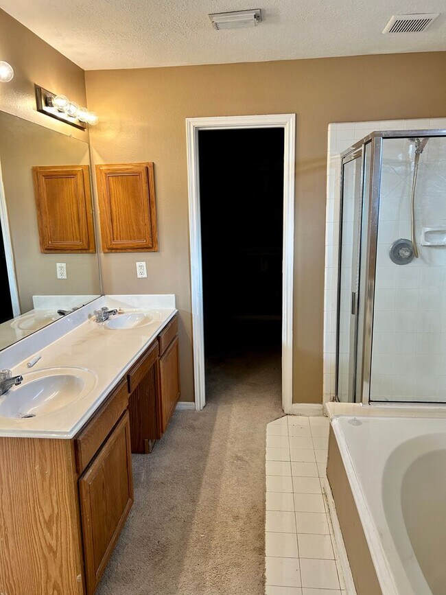 Building Photo - 18315 Willow Moss Dr