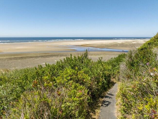 Building Photo - Beautiful Ocean Front Home in Seal Rock!