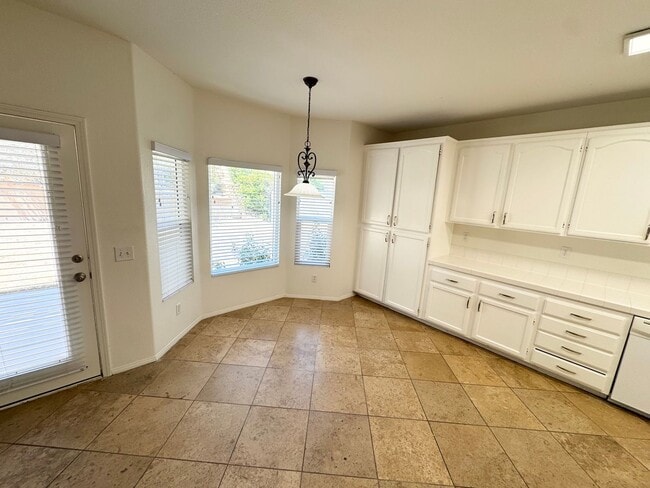 Building Photo - Spacious 6 bedroom home in West Palmdale