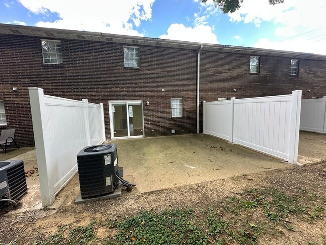 Building Photo - SPACIOUS TOWNHOME WITH FINISHED BASEMENT