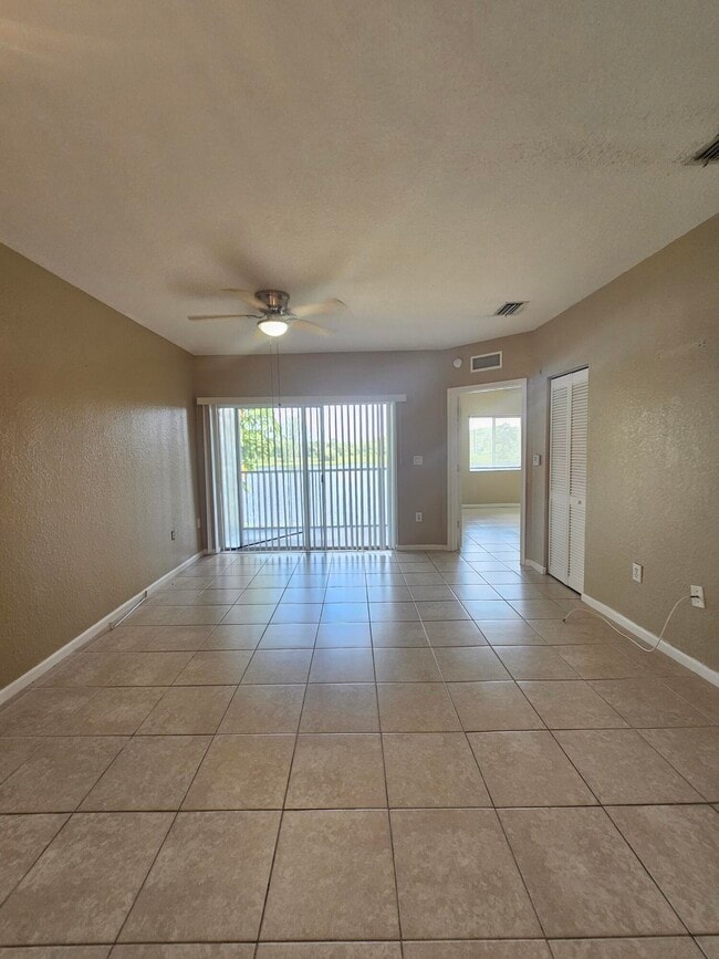 Building Photo - 1157 Golden Lakes Blvd