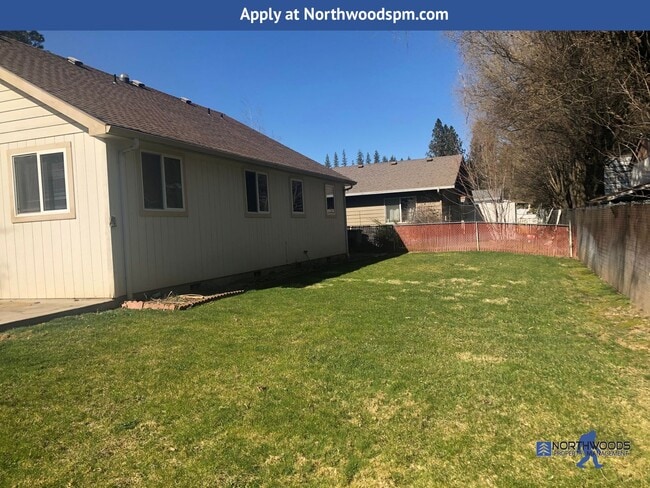 Building Photo - This 3 bedroom 2 bathroom home is located in beautiful Shady Cove