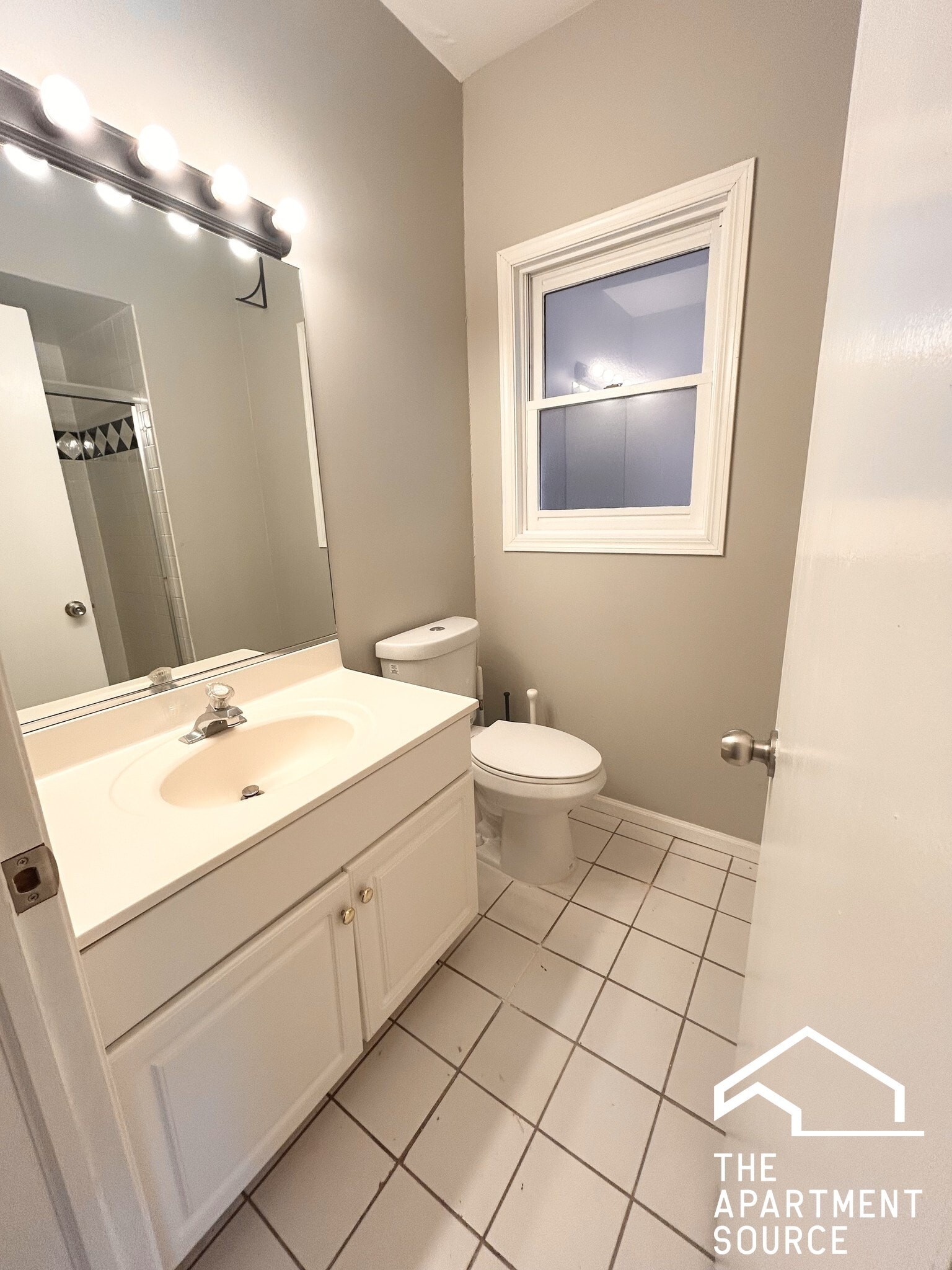 Building Photo - 842 N Wood St