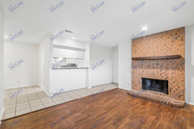 Building Photo - Cute 2/1 Unit in Fort Worth! **Move-in Spe...