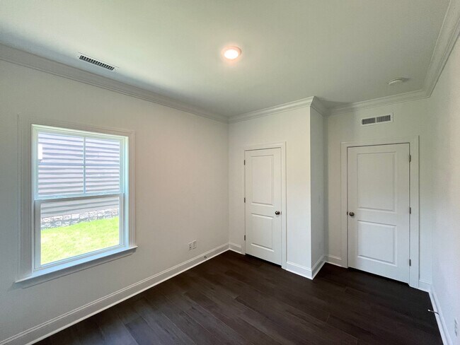 Building Photo - Spacious 5BD, 3BA Knightdale Home with Mod...