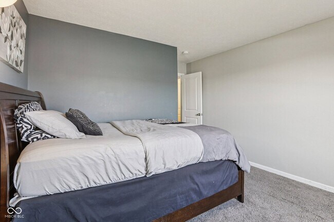 Building Photo - 6673 Laurelwood Dr