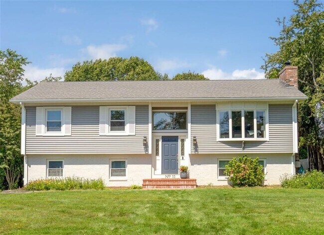 Building Photo - 11 N Hillview Dr