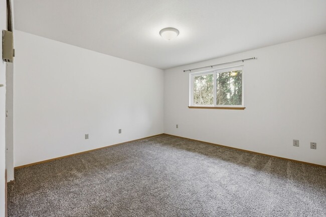 Building Photo - 3 bedroom 1.5 bathroom 2 story duplex in Lacey - North Thurston School District.