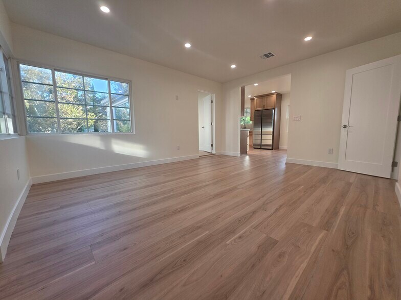 Building Photo - 2913 W Riverside Dr
