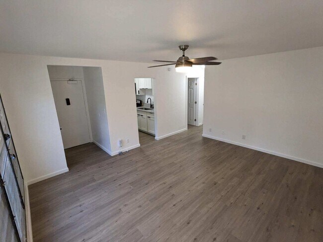 Building Photo - 2 Bedroom 1 Bath Townhouse w/ 1 Parking Stall.