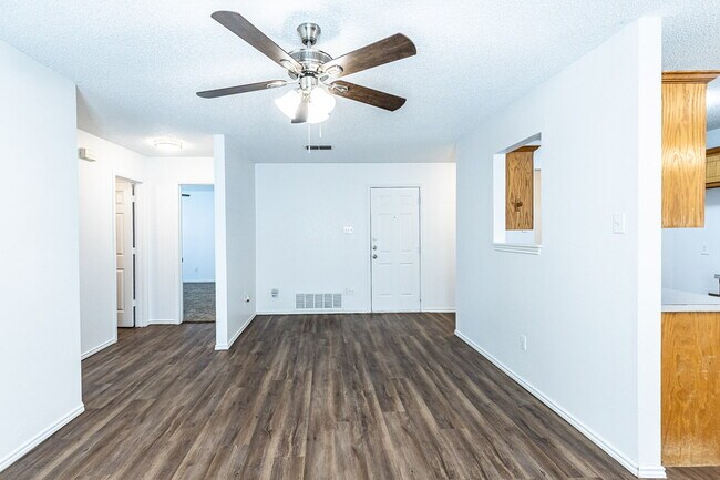 Building Photo - 2 Bedroom House w Large yard