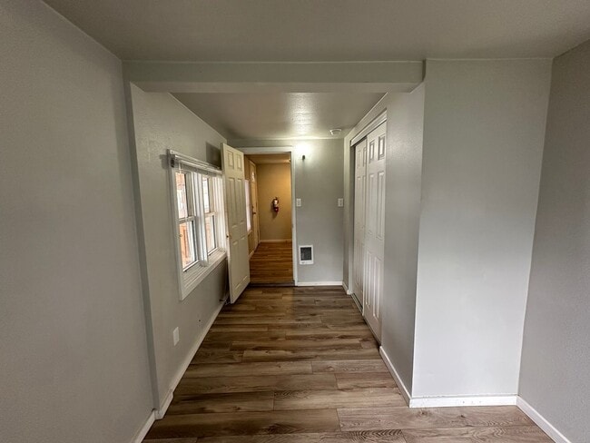 Building Photo - 1010 E 8th St