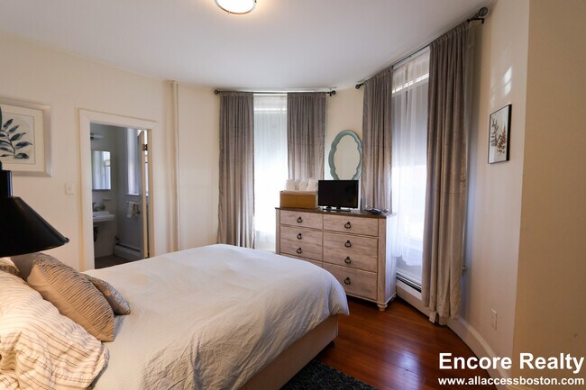 Building Photo - 1871 Beacon St