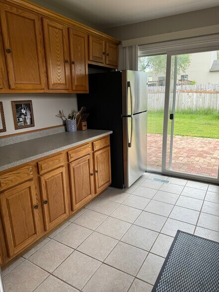 Building Photo - 1160 Middlebury Dr