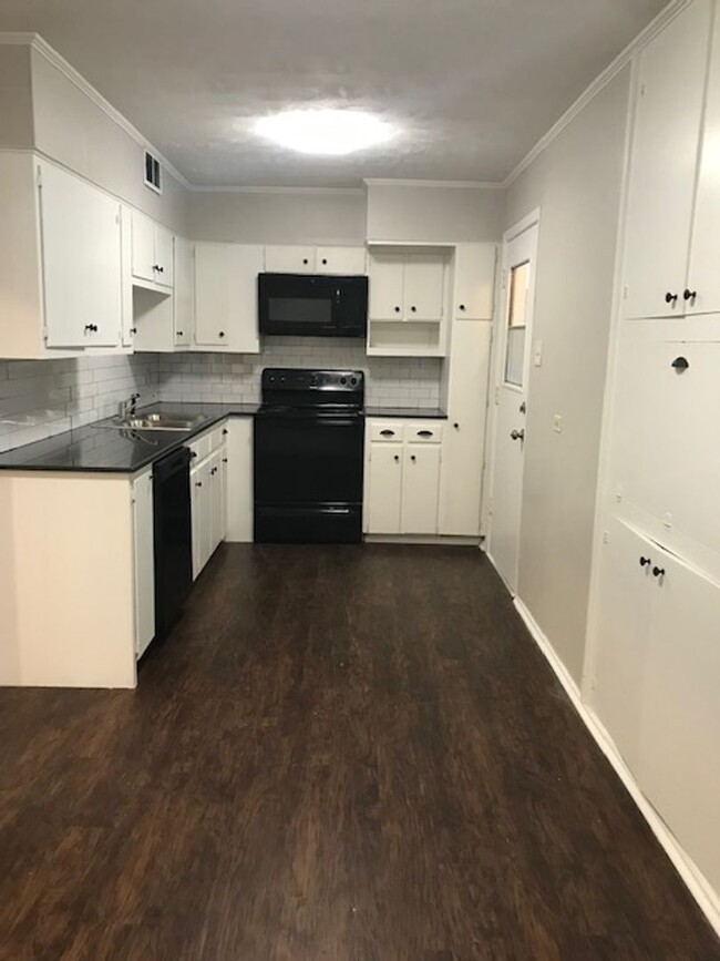 Building Photo - Beautifully Remodeled 3 bed 2 bath in Nort...