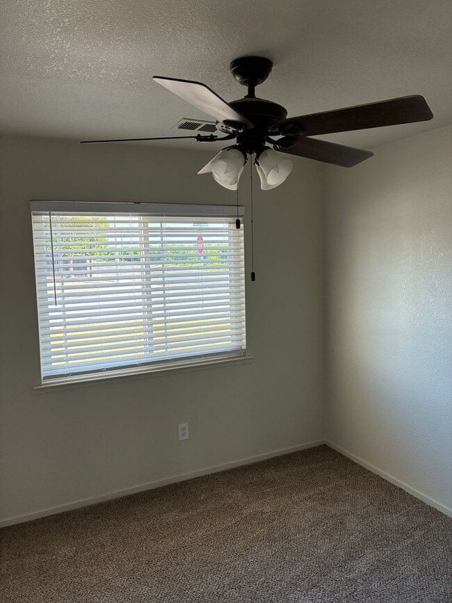 Building Photo - 3 Bedroom 2 Bath Home