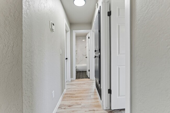 Building Photo - 1101 S Bouziden Dr