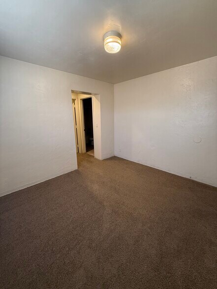 Building Photo - 530 E Linden St