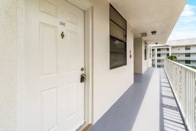 Building Photo - Spacious 2BR/2BA Condo at Whitehall - West Palm Beach