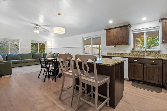 Building Photo - 2521 Apricot Pl