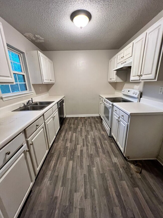 Building Photo - 3BD/ 2BA in Hidden Lake Subdivision