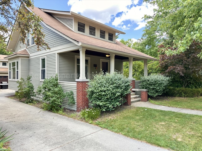 Building Photo - Craftsman Style, Modern Amenities Steps from Main St.