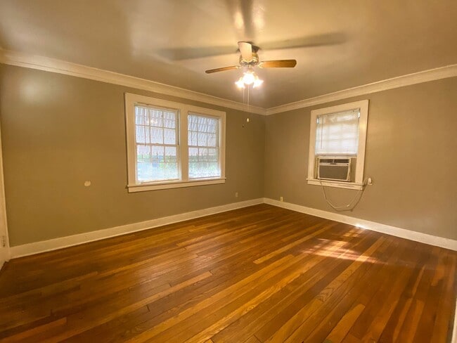 Building Photo - 1 bedroom, living dining den near Central and Highland