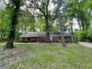 Building Photo - This Adorable 2 bedroom 2 bath duplex is l...