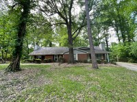 Building Photo - This Adorable 2 bedroom 2 bath duplex is l...