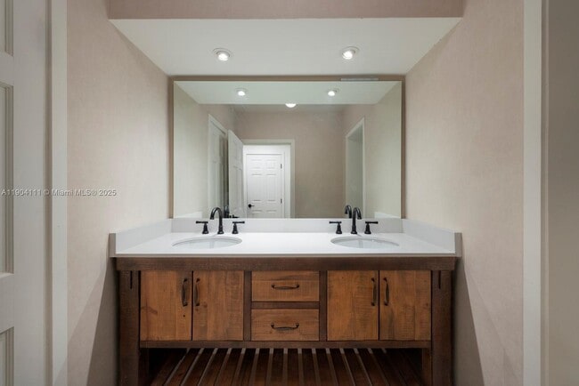 Building Photo - 1107 NE 118th St