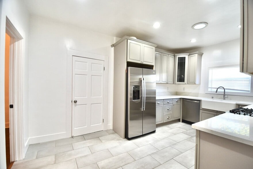 Building Photo - 2214 Elsinore St