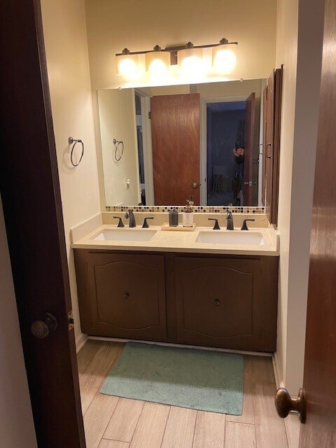 Full bathroom - 428 Thoreau Rd