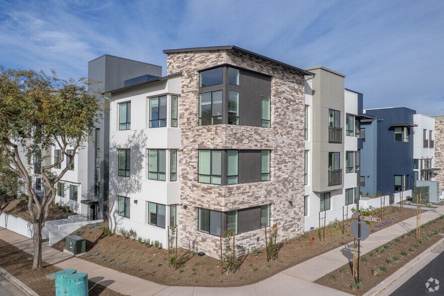 Building Photo - Symphony at Del Sur