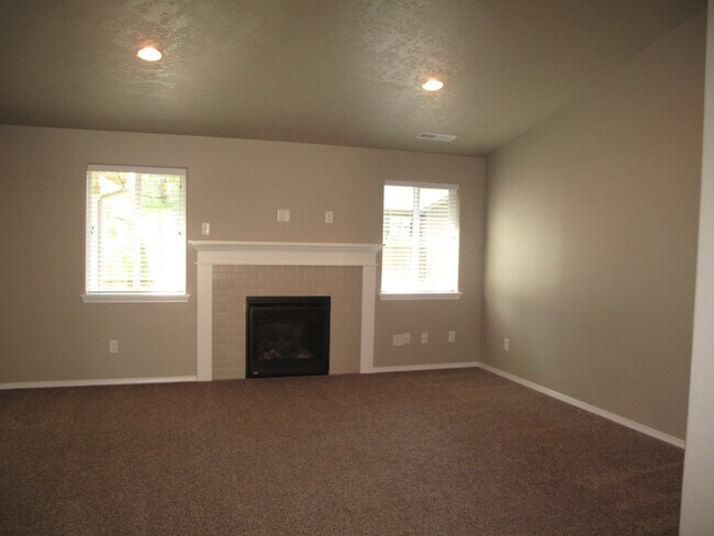 Building Photo - VILLAGE AT COLD SPRINGS