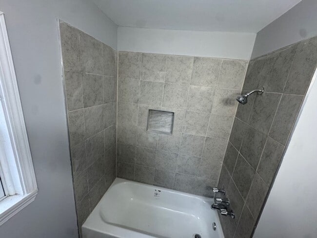 Building Photo - Four Bedrooms!