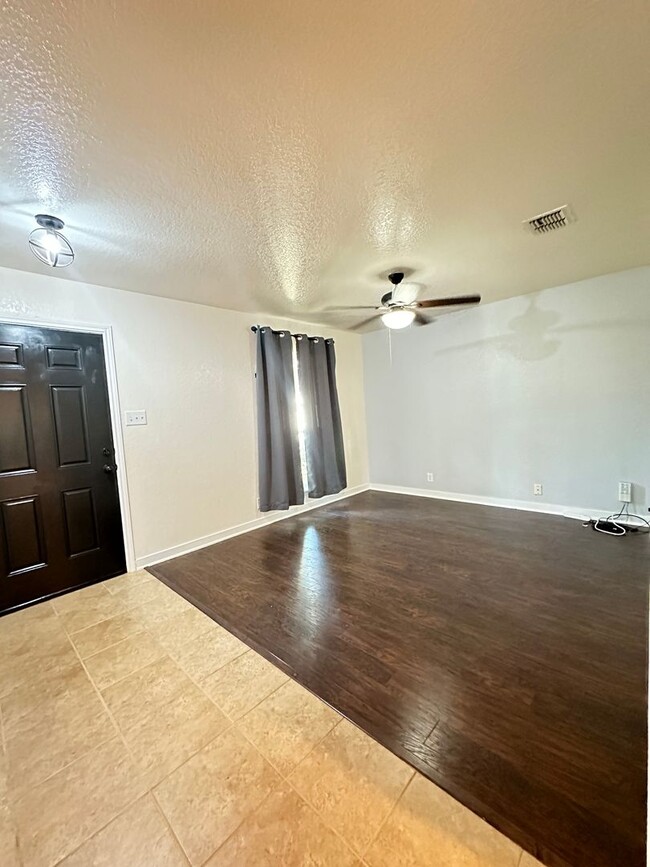 Building Photo - 3 Bedroom 2 Bath 2 Car Garage Office Scree...