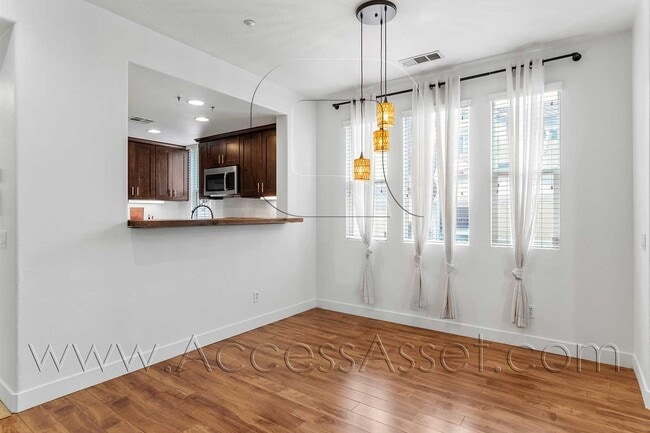 Building Photo - Spacious & Stylish 3 Bed/3.5 Bath Home In Temecula's Harveston Lake Community!