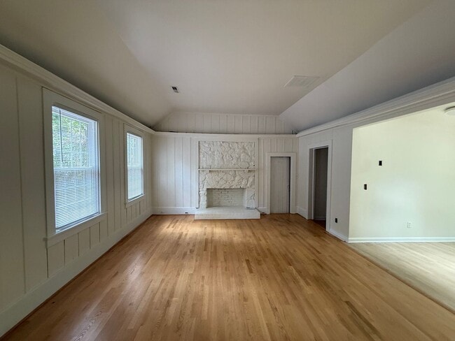 Building Photo - Charming cottage walkable to Grounds.