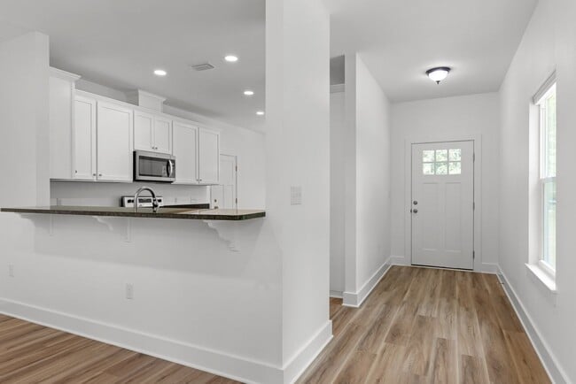 Building Photo - Spacious 3-Bedroom Home W/Office