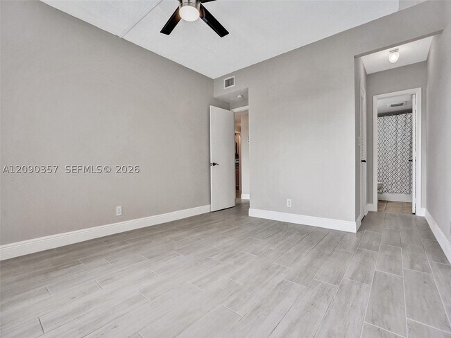 Building Photo - 400 N Riverside Dr