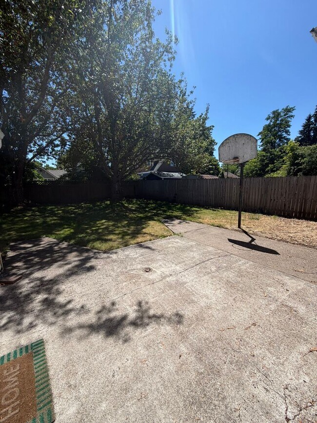 Building Photo - 2 Bedroom with a garage with Large fenced yard!