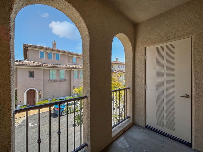 Building Photo - Beautiful & Spacious 2BD/2BA Townhouse in ...
