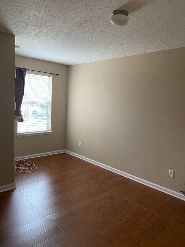 Building Photo - Beautiful 3-Bedroom Townhome in Desirable Oakleaf Plantation – Available Now!