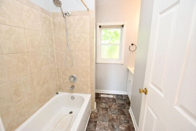 Building Photo - Mishawaka IN 2 Bedroom Home