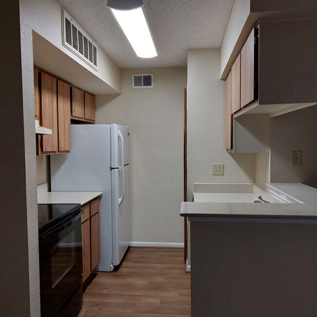 Kitchen w Stilestone countertop - 260 El Dorado Blvd