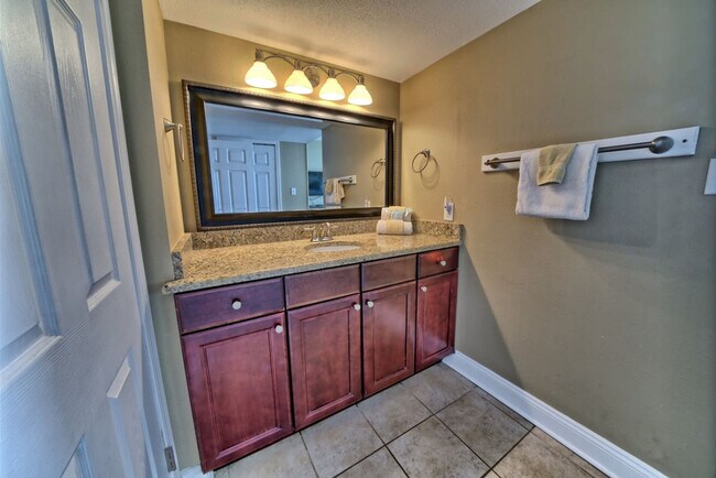 Building Photo - 7205 Thomas Dr