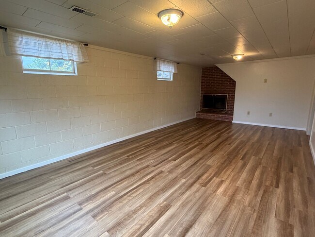 Building Photo - 3 Bedroom 2 bath single family house