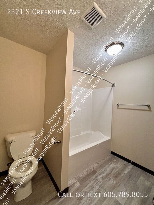 Building Photo - 2321 S CreekView Ave